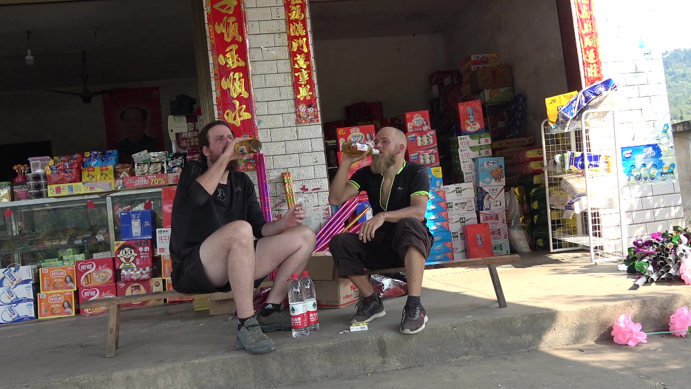 Standbild "Super Eastbound Bros." (2020)